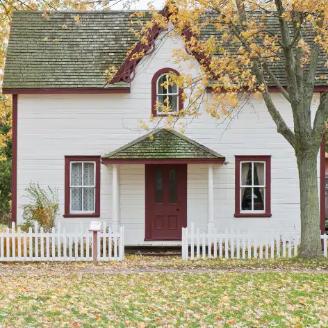 Une petite maison à la campagne.