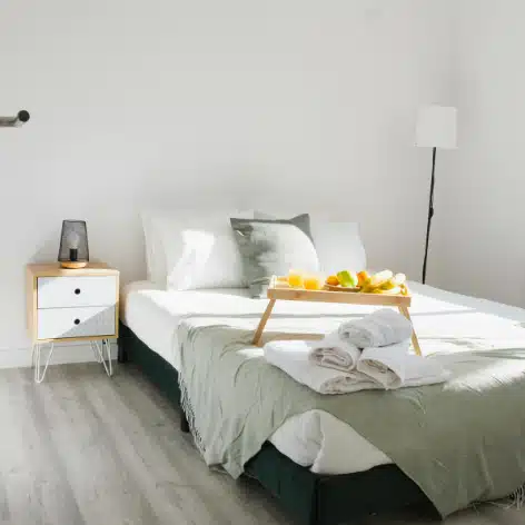 La chambre d'un appartement de location saisonnière.