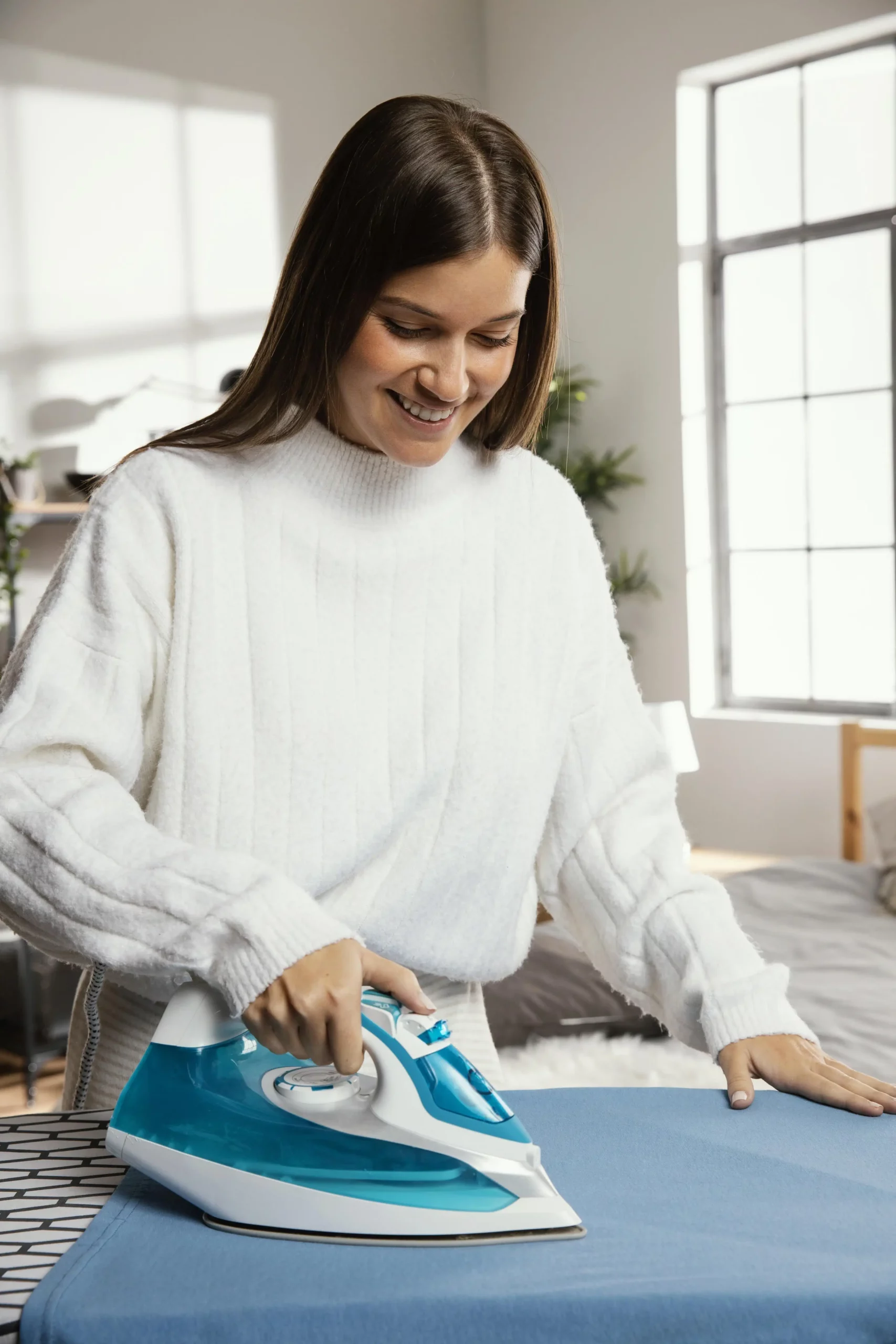 Femme qui fait du repassage.