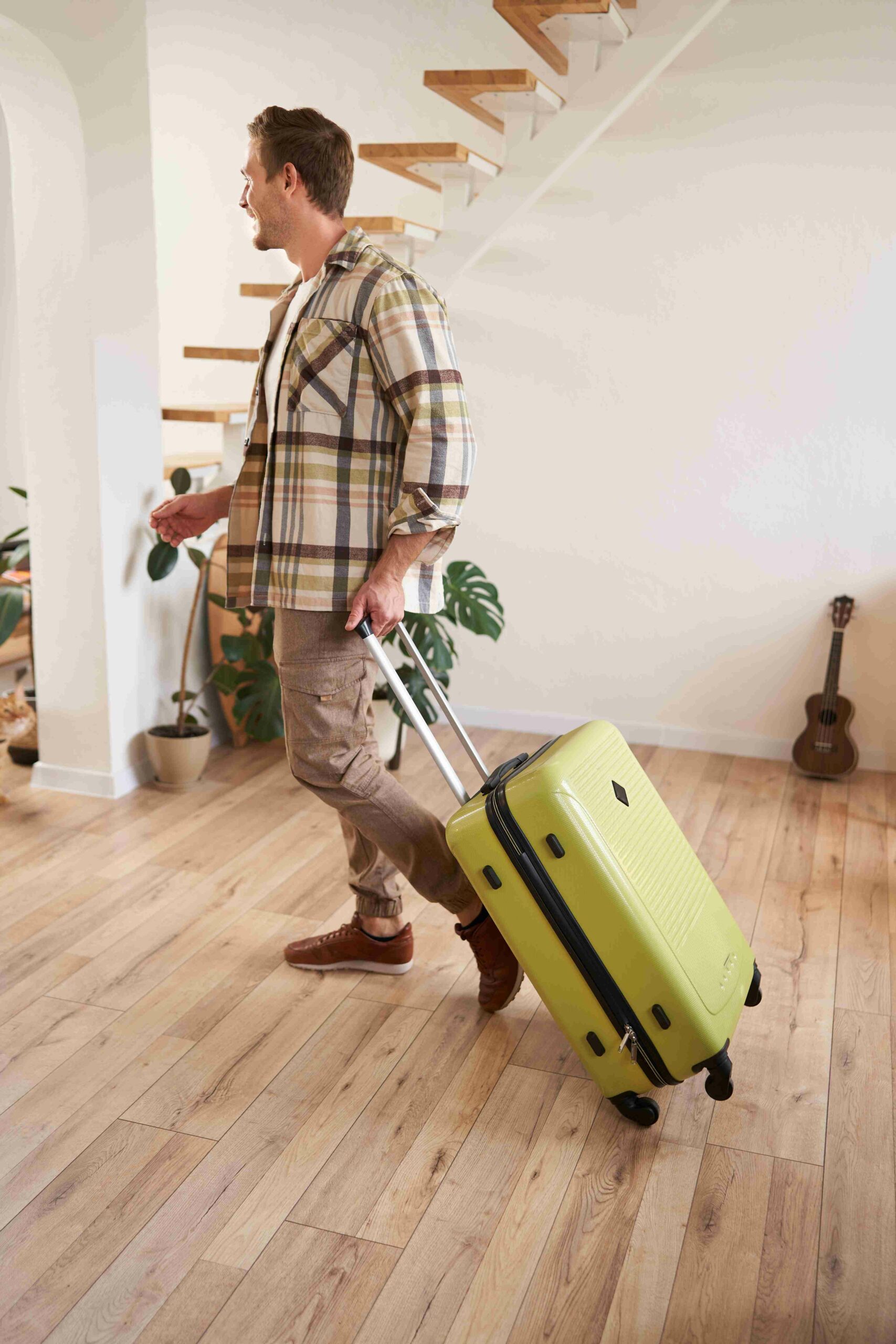 Un homme avec sa valise quitte son domicile.