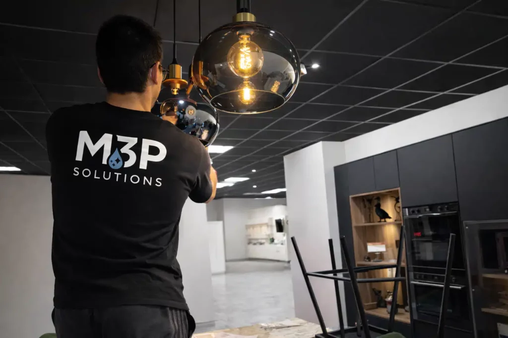 Un employé M3P Solutions réalise un nettoyage de magasin à Clermont-Ferrand. 