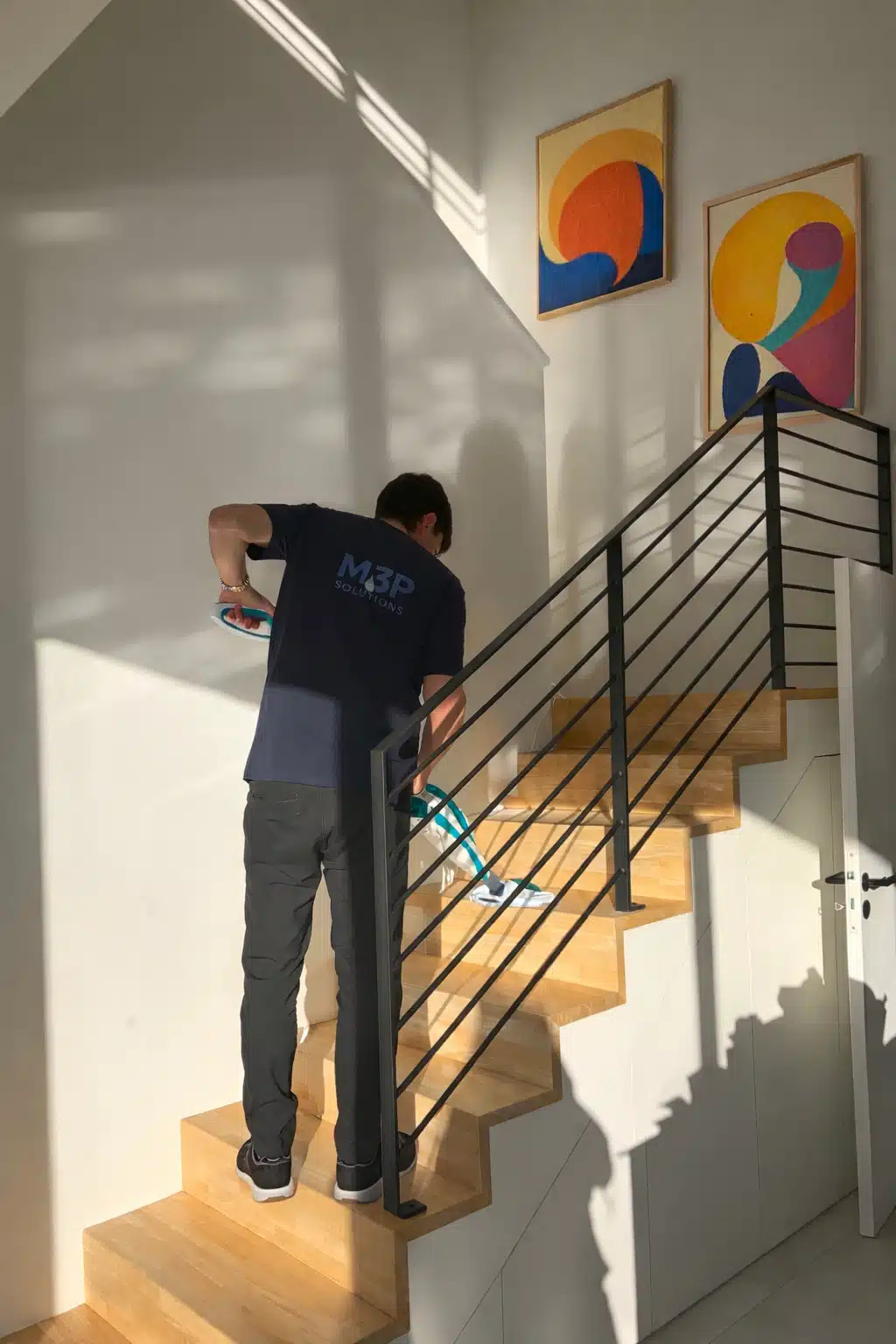 Une salarié de M3P Solutions réalise une prestation de ménage à domicile chez un particulier à Clermont-Ferrand.