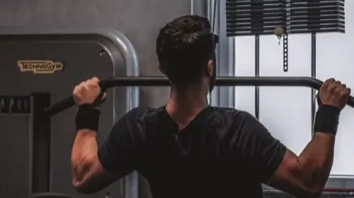 Une homme fait une séance de musculation.