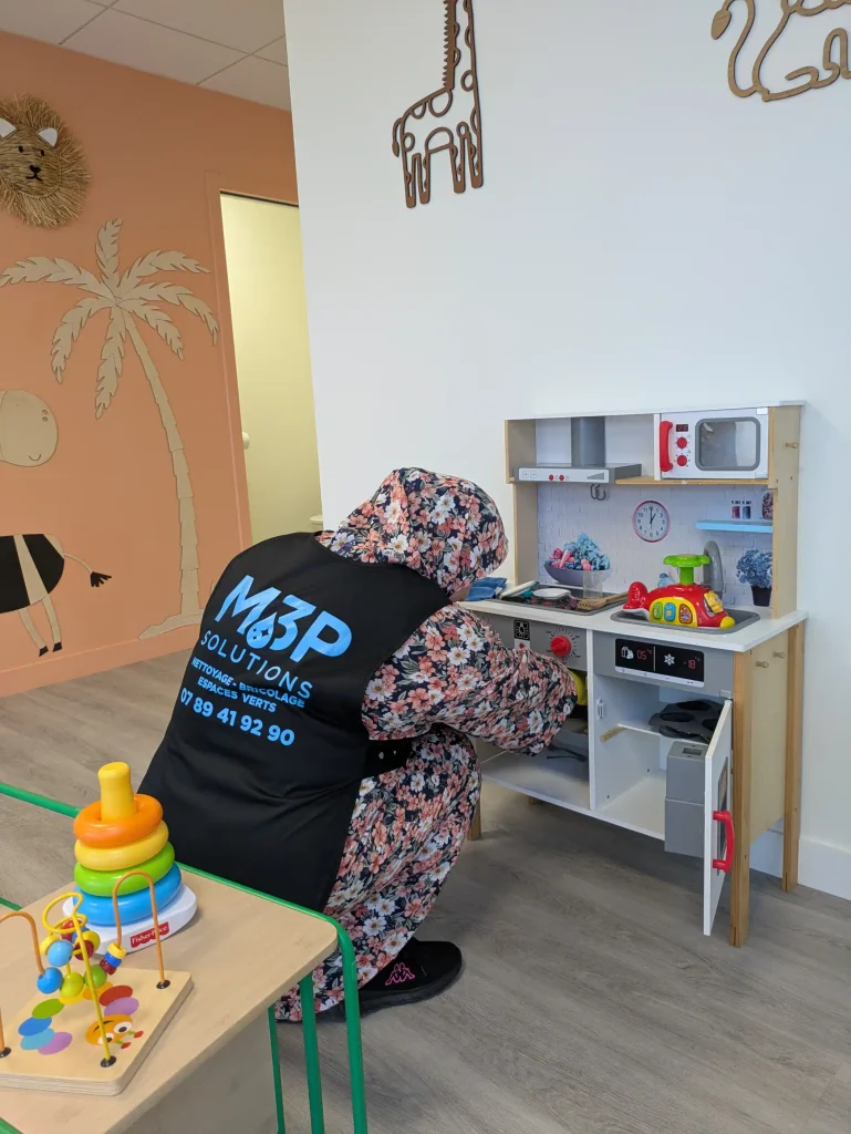 Une salariée M3P Solution range la salle d'attente un cabinet médical.