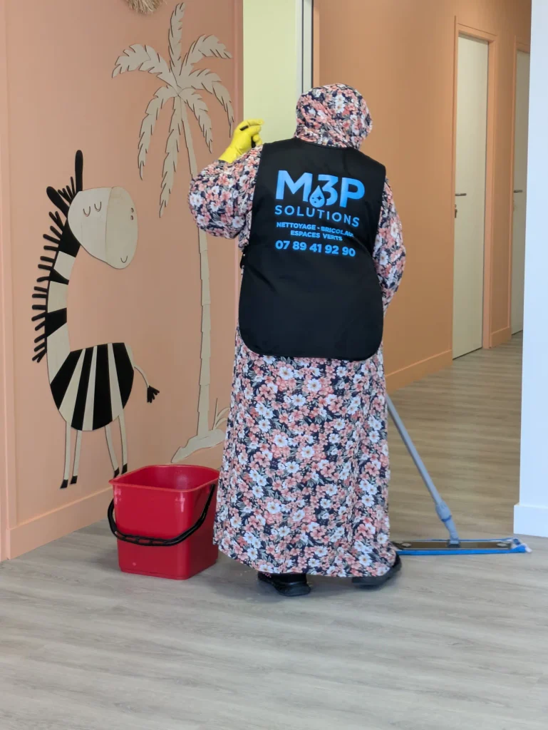 Une salariée M3P Solution nettoie un cabinet médical.